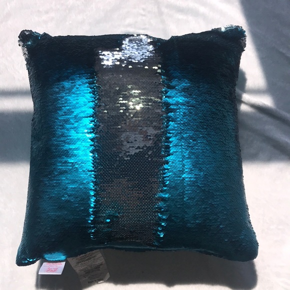 NWT decorative pillow - Picture 2 of 4
